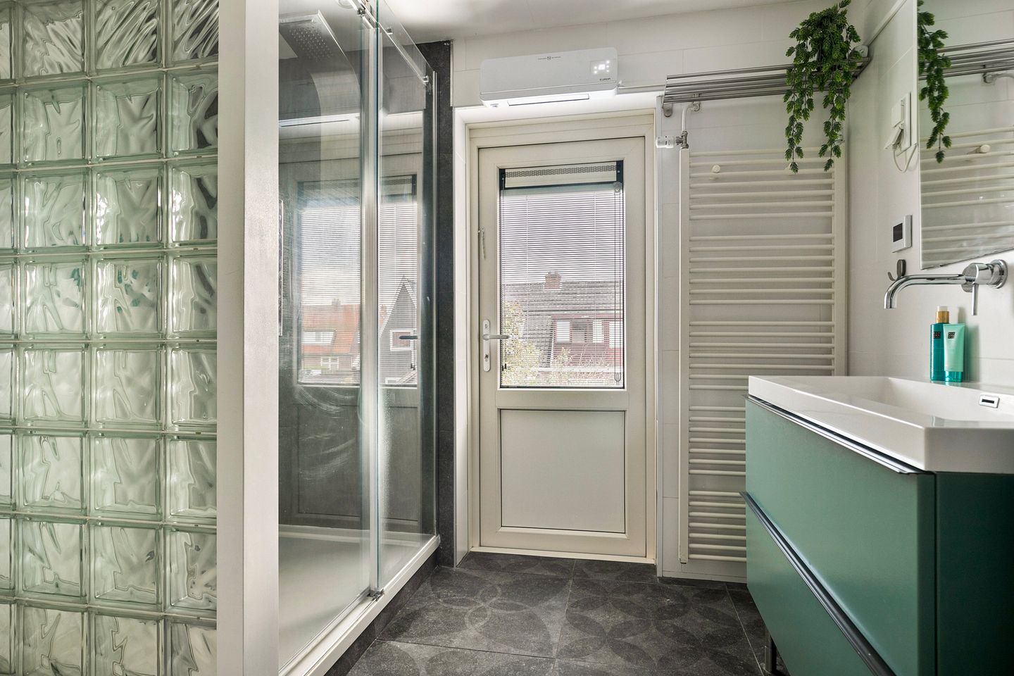 Photo 20 of Ferdinand Bolstraat 43