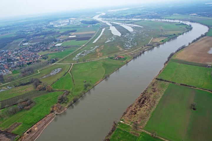 Bekijk foto 2 van Bouwkavel Veerweg 5