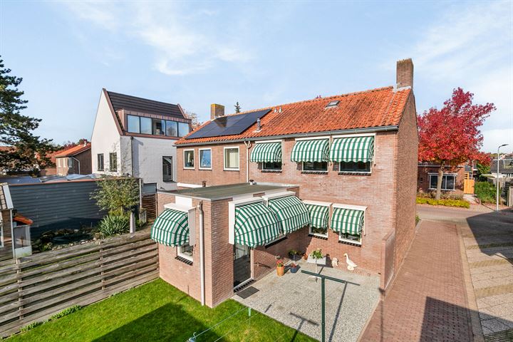 View photo 2 of Admiraal de Ruyterstraat 137