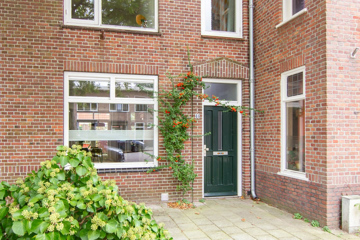 View photo 2 of Plataanstraat 46