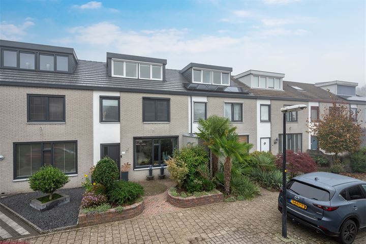 Bekijk foto 1 van Carry van Bruggenstraat 27