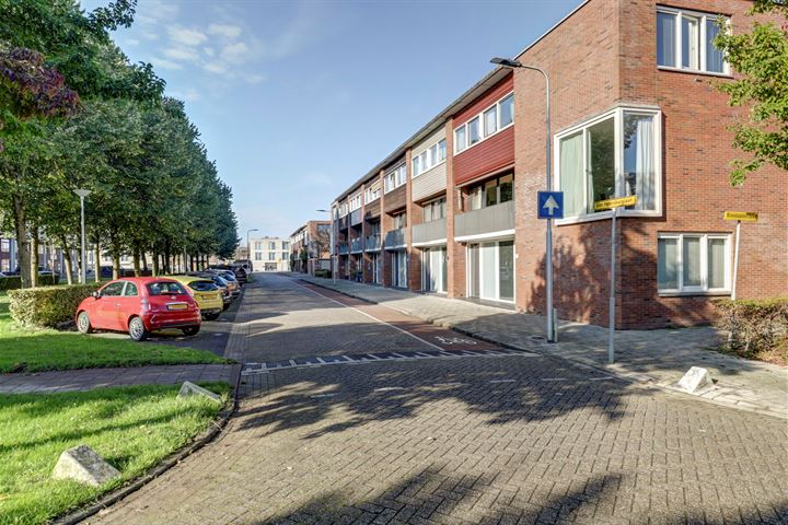 Bekijk foto 1 van Sint Petersburglaan 26