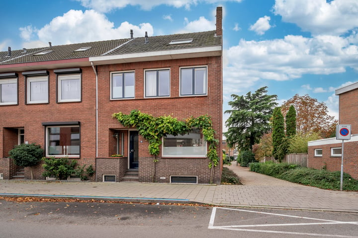 Bekijk foto 1 van Bisschop Schrijnenstraat 82