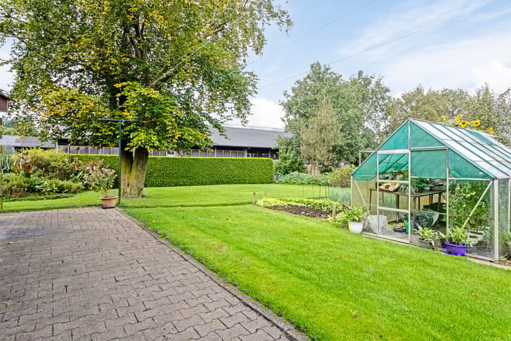 Photo 39 of 't West 44