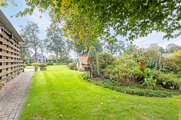 Photo 42 of 't West 44