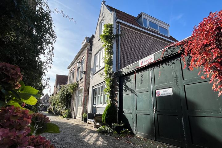 Bekijk foto 1 van Sint Jacobstraat 24