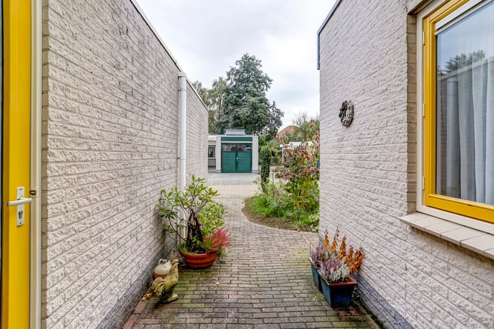 View photo 40 of W.J. Bladergroenstraat 48