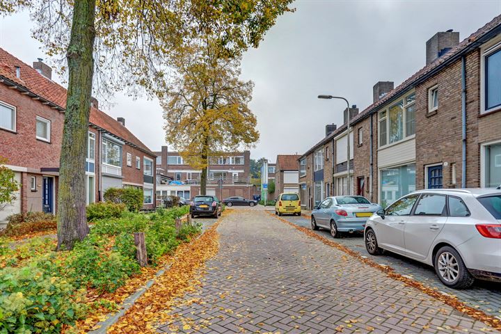 View photo 4 of Ambrosiusstraat 9