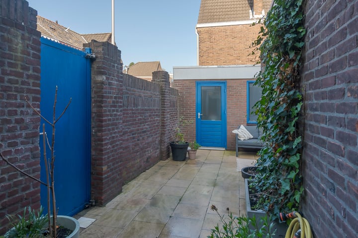 Bekijk foto 44 van Van Berkumstraat 37