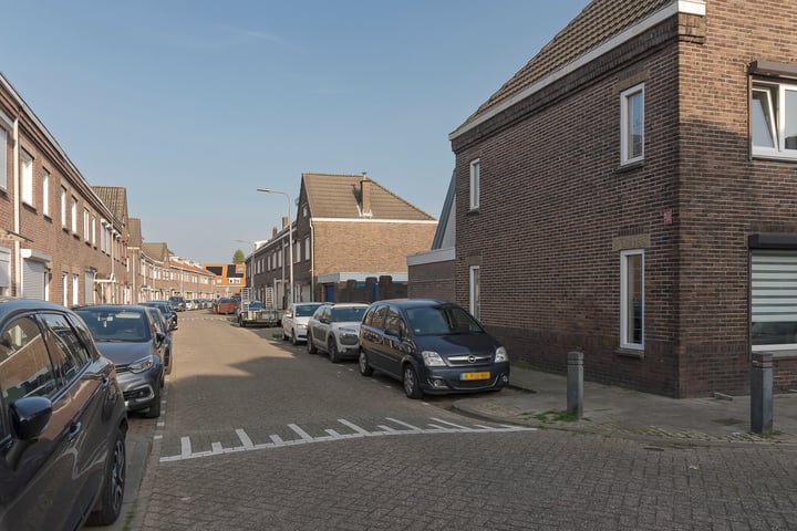 Bekijk foto 53 van Van Berkumstraat 37