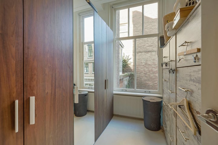 View photo 16 of Wouwermanstraat 42-H