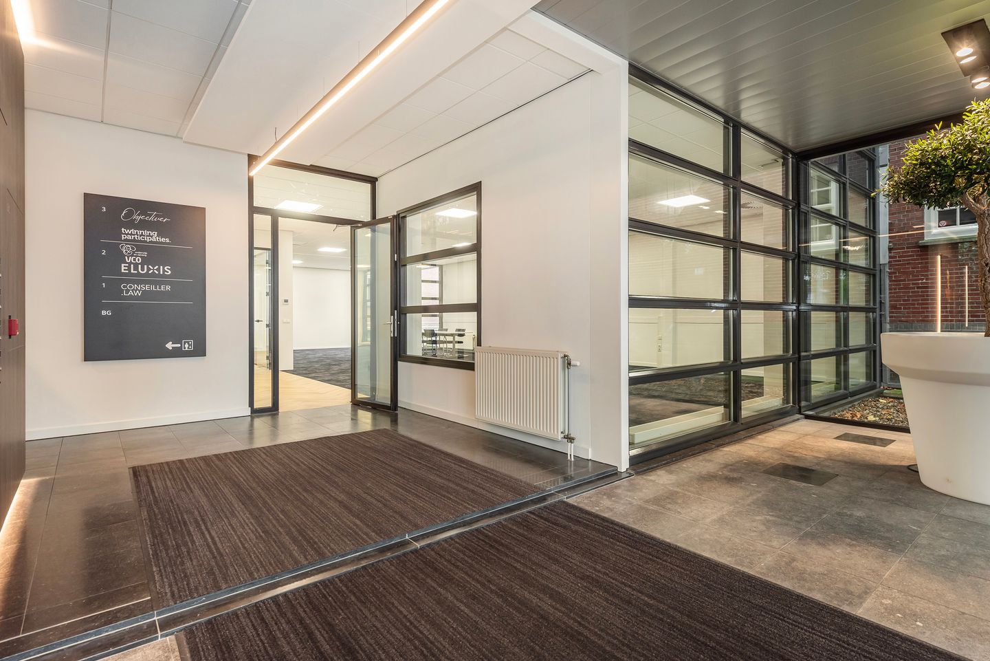 Bekijk foto 5 van M.H. Tromplaan 4-6