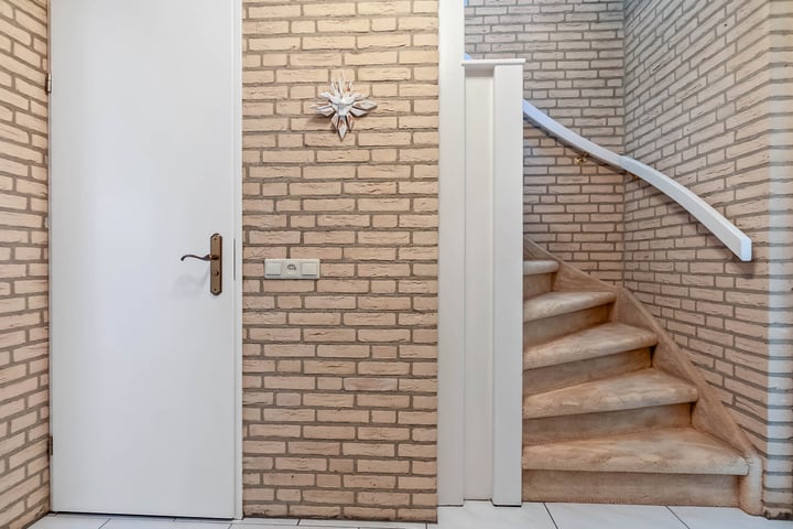 Bekijk foto 35 van Van Velzenstraat 9