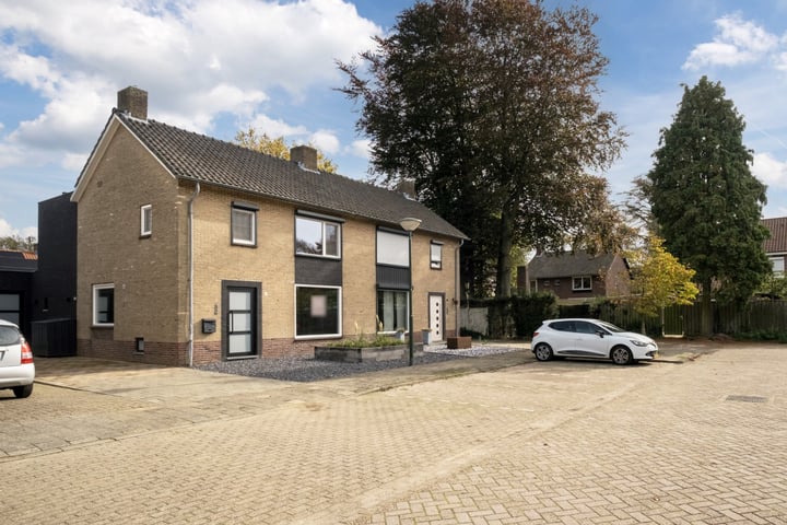 Bekijk foto 2 van Burg. Goyartsstraat 9