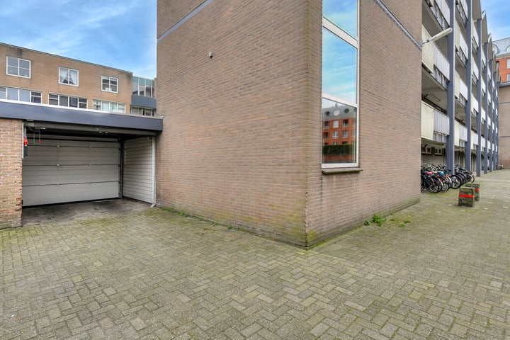 Bekijk foto 28 van Valkenstraat 15