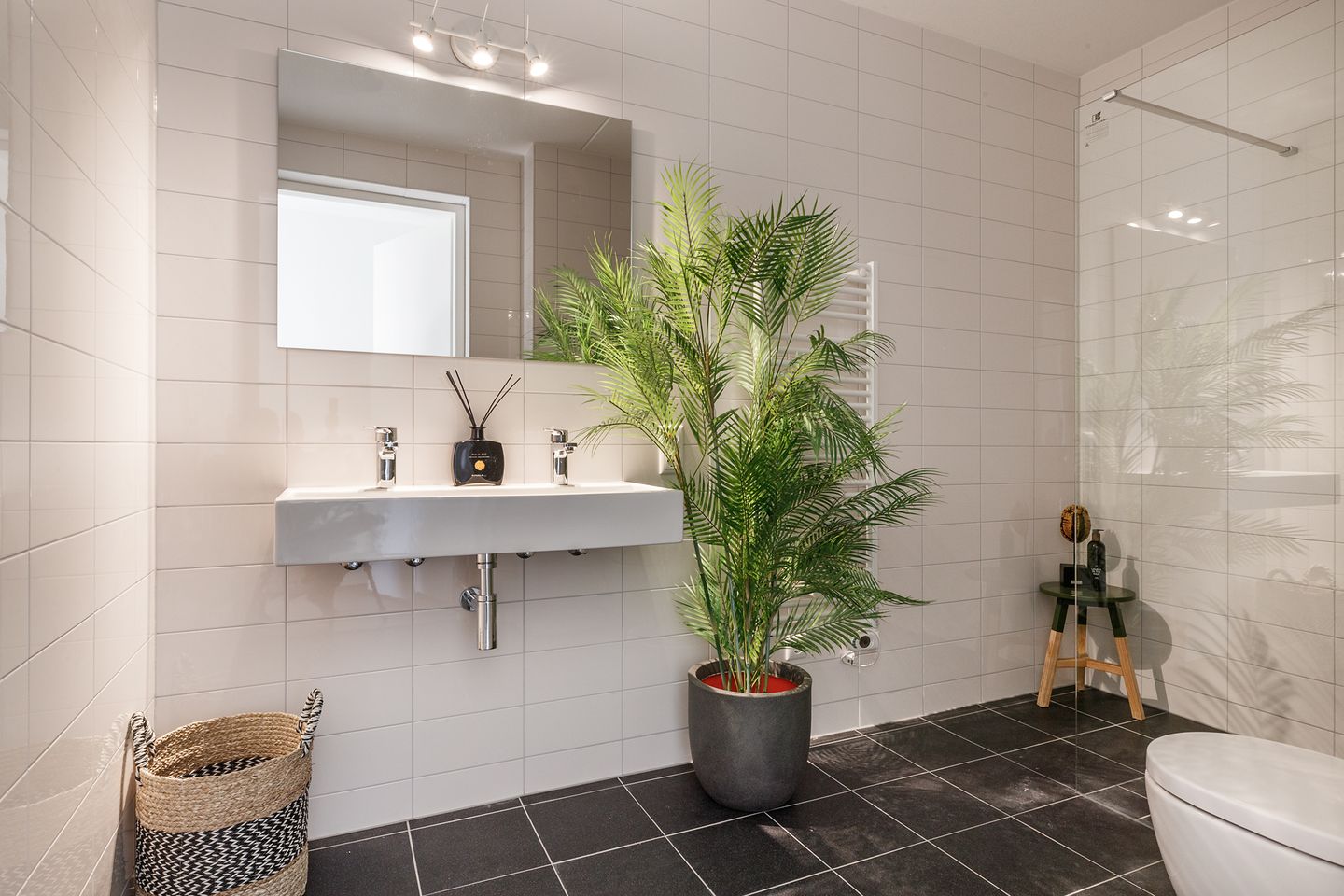 Photo 4 of Johannes van der Waalsweg 13-B