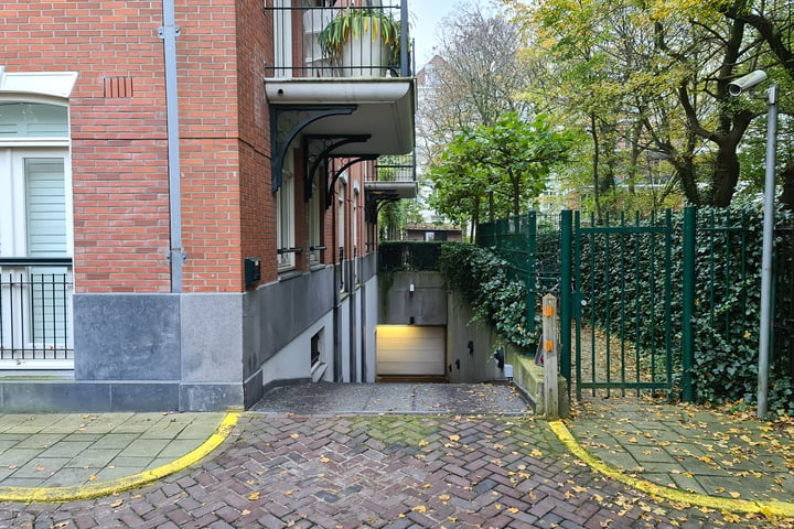 View photo 1 of Vossiusstraat 56