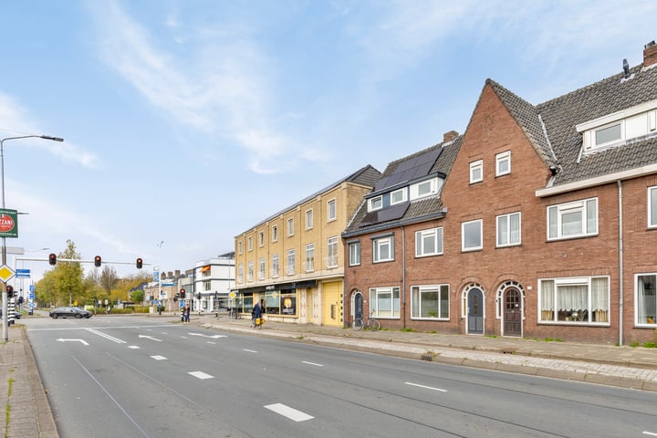 View photo 2 of Leostraat 110