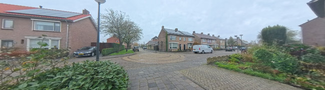 Bekijk 360° foto van Voorzijde van Burgemeester van Dijkstraat 17