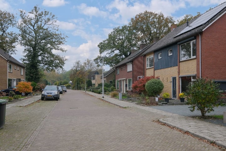 View photo 2 of Schumannstraat 15