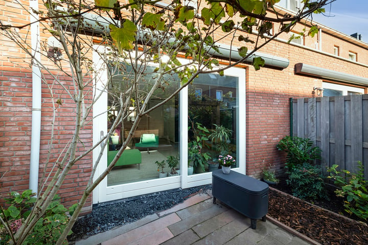 View photo 21 of Raephorststraat 42