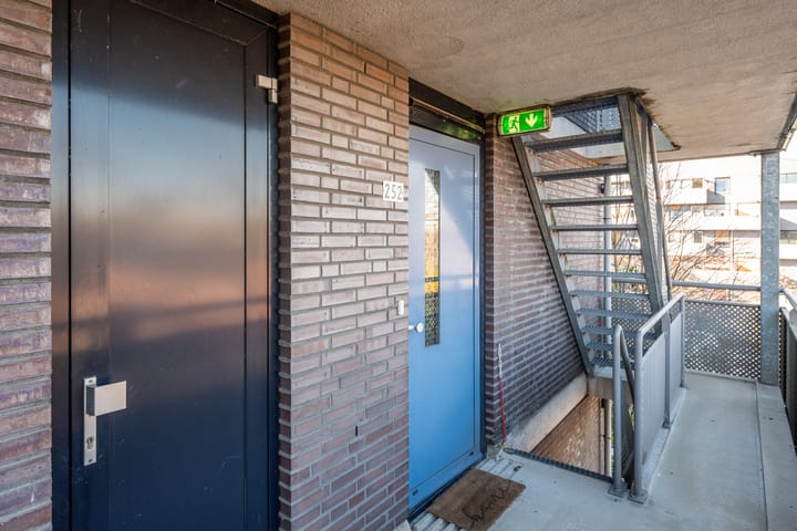 Photo 11 of Leeghwaterstraat 252