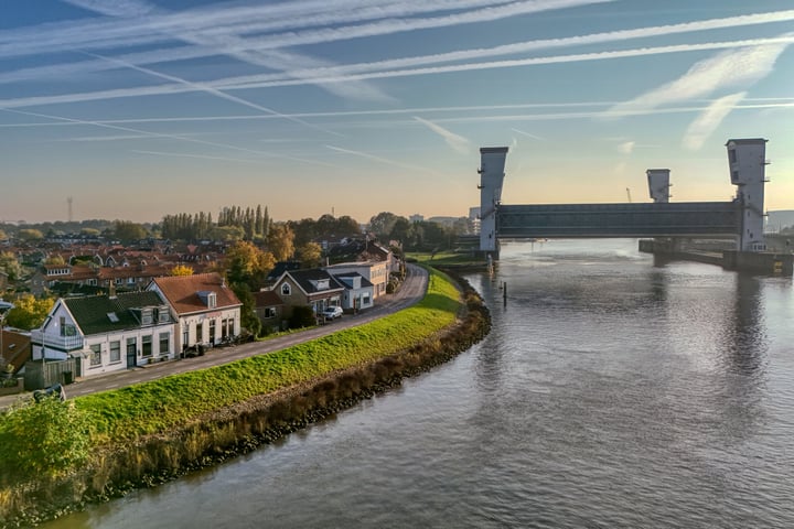 View photo 2 of IJsseldijk 376