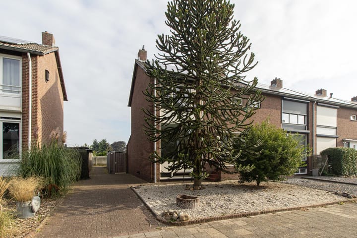 Foto 1 van Bloemenplein 5