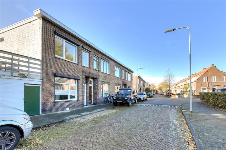 View photo 2 of Oosterstraat 1