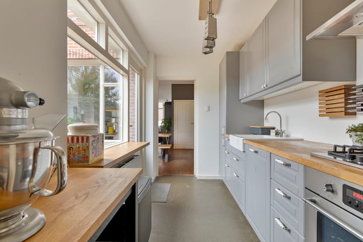 Photo 10 of Emmastraat 80