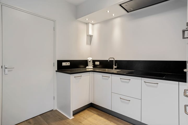 Photo 12 of Albertine Agnesstraat 5