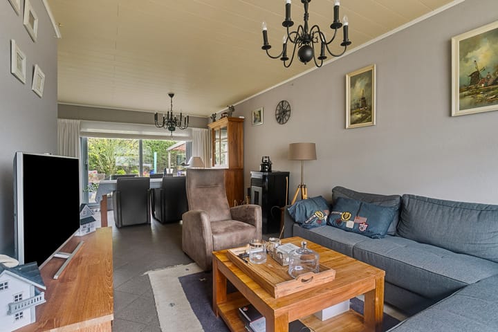 Photo 4 of Plevierstraat 8