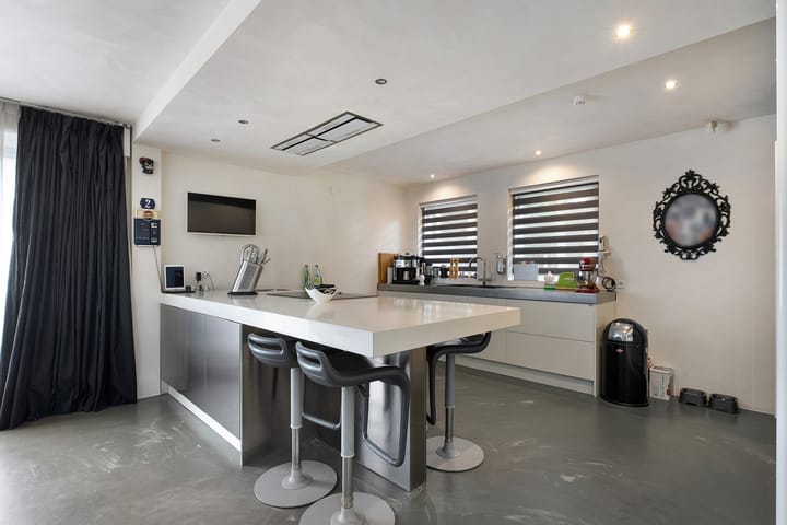 Foto 9 van van Limburg Stirumstraat 2