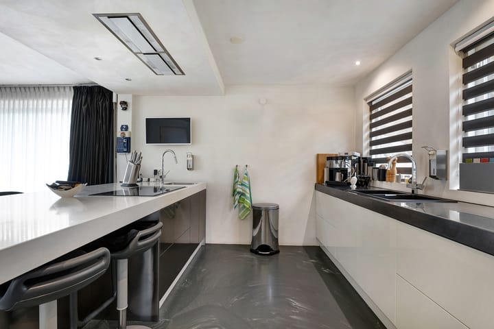 Foto 10 van van Limburg Stirumstraat 2