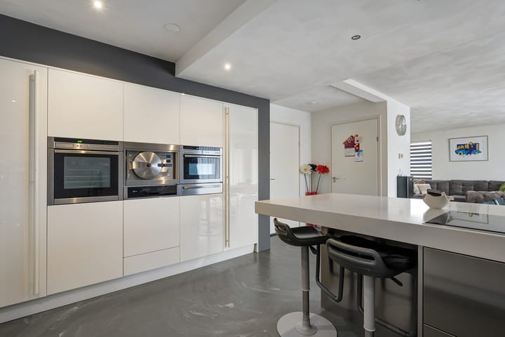 Foto 11 van van Limburg Stirumstraat 2