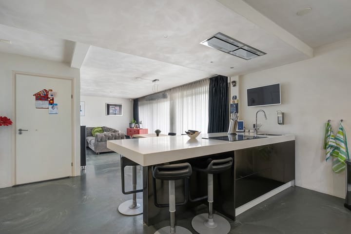 Foto 12 van van Limburg Stirumstraat 2