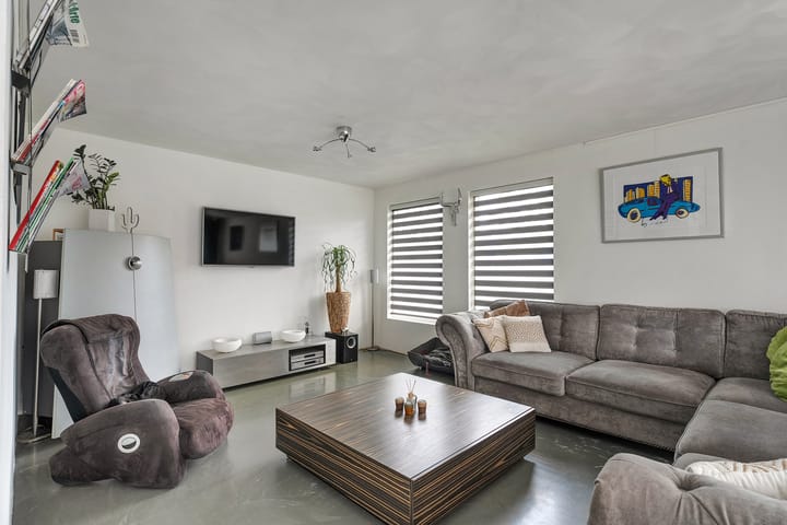 Foto 15 van van Limburg Stirumstraat 2