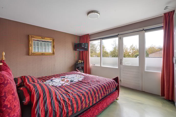 Foto 22 van van Limburg Stirumstraat 2