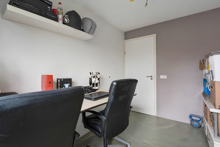 Foto 27 van van Limburg Stirumstraat 2