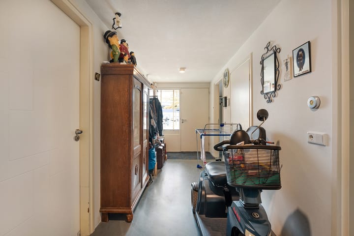 Foto 32 van van Limburg Stirumstraat 2