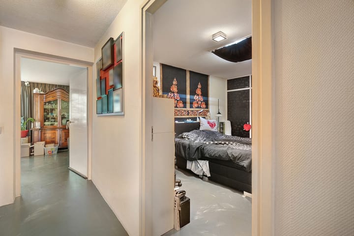 Foto 34 van van Limburg Stirumstraat 2