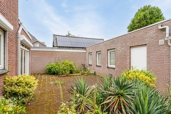 Photo 40 of Burgemeester van den Elzenlaan 7