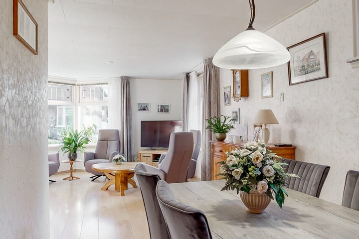 Foto 2 van van Velzenstraat 6