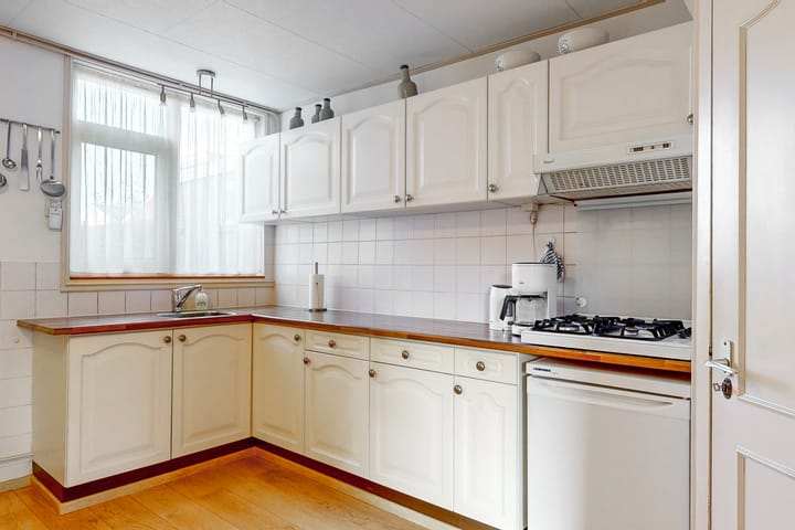 Foto 3 van van Velzenstraat 6