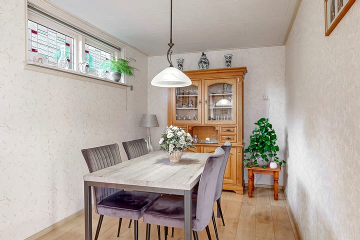 Foto 8 van van Velzenstraat 6