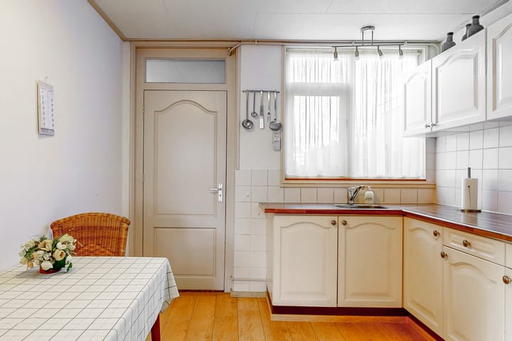 Foto 10 van van Velzenstraat 6