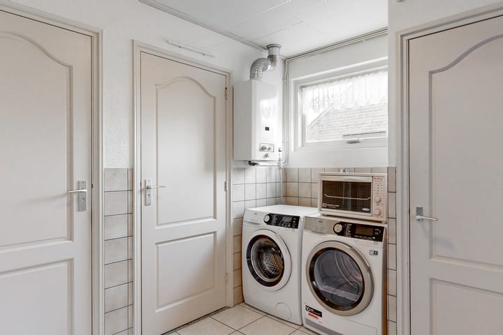 Foto 11 van van Velzenstraat 6