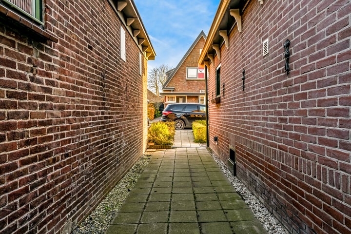 Bekijk foto 19 van van Velzenstraat 6