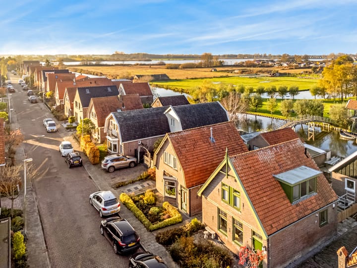 Foto 33 van van Velzenstraat 6