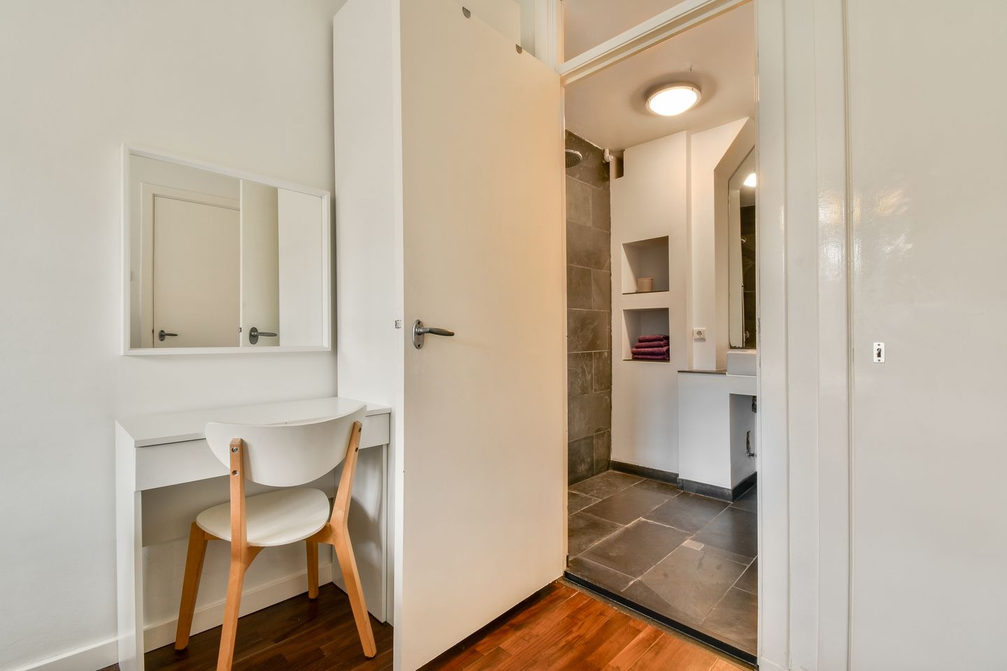 Photo 19 of Sassenheimstraat 58-1